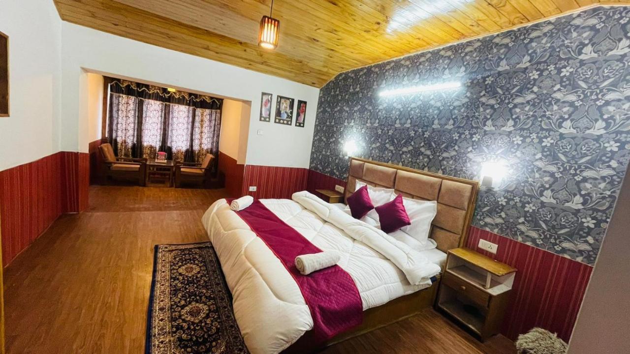 Hotel Hilltop At Mall Road Manali With Open Terrace Exterior foto