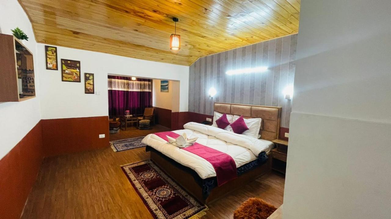 Hotel Hilltop At Mall Road Manali With Open Terrace Exterior foto